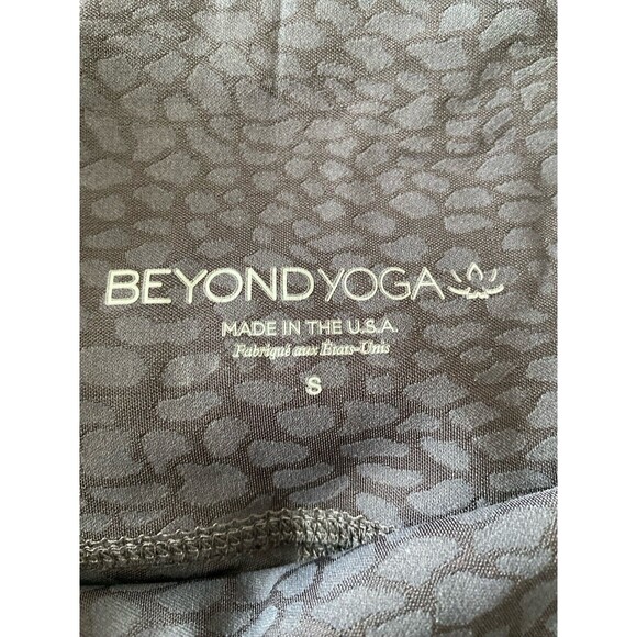 Beyond Yoga Leggings Gray Feline Jacquard Shadow High Waisted Midi Women's Small - Picture 8 of 8